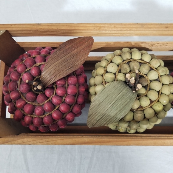 Three wooden apples in wood case (Farmhouse) - Picture 5 of 8